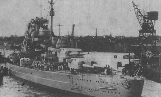 Линейный корабль "Бисмарк" на стоянке в базе (вид с кормы)