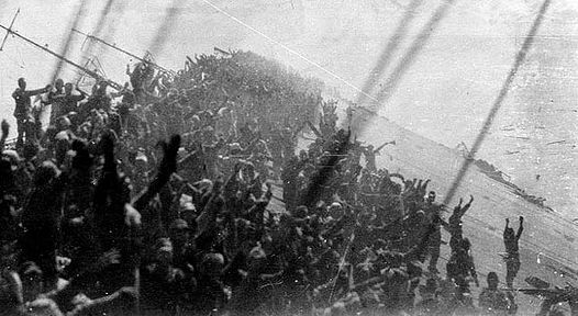 Последний «Банзай!»: экипаж прощается с тонущим «Дзуйкаку», 25 октября
1944 г.