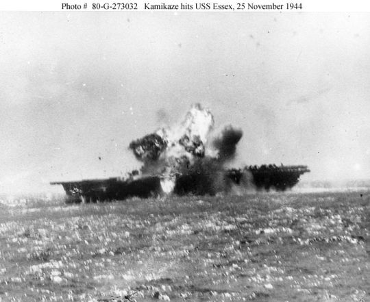 Камикадзе врезается в палубу «Эссекса» (CV-9) 25 ноября 1944 г. у Филиппин.