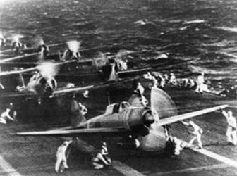 Истребители "Зеро" готовятся к взлёту с палубы "Шокаку" перед атакой Перл-Харбора, утро 7 декабря 1941 г. 