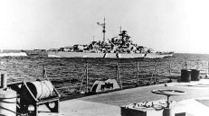 "Bismarck" на пути в Норвегию, 19-20 мая 1941 года. Фото сделано с борта "Prinz Eugen" в начале операции "RheinUbung".