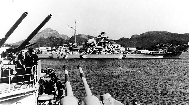 "Bismarck" в Гримстадфьорде, 21 мая 1941 года. Фото сделано с борта тяжелого крейсера "Prinz Eugen".