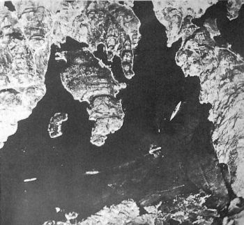 Знаменитое фото, сделанное пилотом истребителя "Спитфайр" Майклом Саклин 21 мая 1941 года. "Бисмарк" на фото – крайний справа, впереди встали три транспорта, как защита от возможной торпедной атаки
