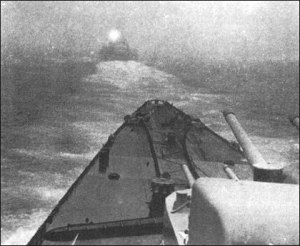 Фото с "Принца Ойгена" – крейсер следует за линкором в тумане, ориентируясь на сигнальный прожектор линкора