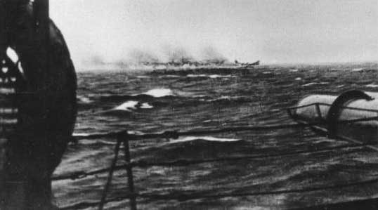 Между 10.36 и 10.38. "Бисмарк" уже тонет. Снимок с борта тяжелого крейсера "Дорсетшир"