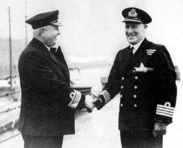 Командир "Дорсетшира" Бенджамин Мартин (справа), отдавший приказ уйти с места гибели линкора, не поднимая оставшихся