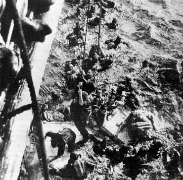 Поднимаются на борт Дорсетшира. Большинство - не поднялось, англичане ушли, побоявшись атак немецких субмарин. Была ли эта боязнь оправданной?