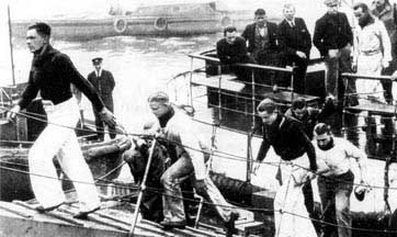 Уцелевшие моряки "Бисмарка" сходят на берег, Шотландия