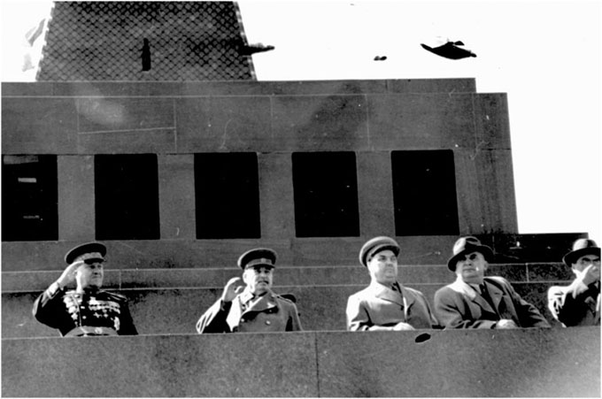 Первомайский парад 1950 года. Справа налево: Н.А.Булганин, И.С.Сталин, Г.М.Маленков, Л.П.Берия, А.И.Микоян.