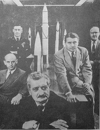 В Арсенале Редстоун в Хантсвилле (шт. Алабама). На первом плане - Г. Оберт, справа (сидит) В фон Браун. 1956г.