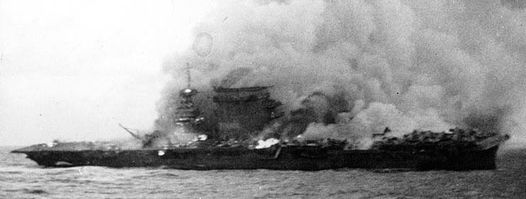 «Лексингтон» (CV-2), покинутый командой, горит и кренится. На юте видны ещё не повреждённые самолёты. 8 мая 1942 г.