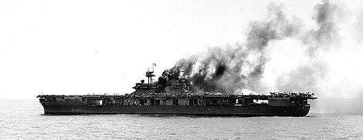 «Йорктаун» (CV-5) горит 4 июня 1942 г. в битве при атолле Мидуэй после налёта пикировщиков D3A «Вэл».