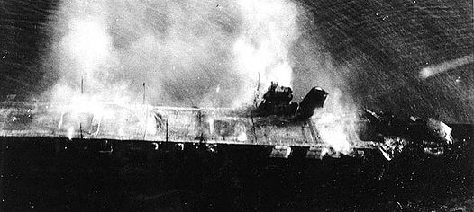 Развороченный бомбами пикировщиков «Донтлис», «Хирю» горит 5 июня 1942 г.
