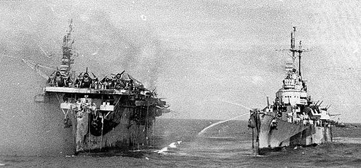 Лёгкий крейсер «Бирмингэм» (CL-62) пытается тушить пожар на CVL-23 «Принсетон» 24 октября 1944 г. Через несколько минут взрыв авианосца унесёт жизни не только членов его экипажа, но и многих из команды крейсера.