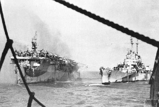 Лёгкий крейсер «Бирмингэм» (CL-62) пытается тушить пожар на CVL-23 «Принсетон» 24 октября 1944 г. Через несколько минут взрыв авианосца унесёт жизни не только членов его экипажа, но и многих из команды крейсера.