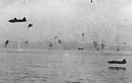 Атака японских торпедоносцев Мицубиси G4M.