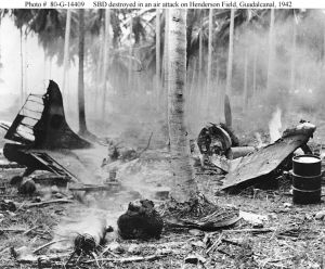 Гендерсон Филд. Обломки "Донтлесса", уничтоженного в результате ночного обстрела аэродрома японскими крейсерами. 1942 г.