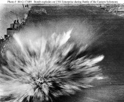 Взрыв японской бомбы, пробившей палубу американского авианосца "Энтерпрайз" 24 августа 1942 г. 