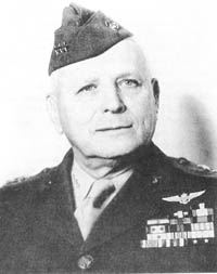 Генерал Гейгер, командир авиагрупы на Гуадалканале.