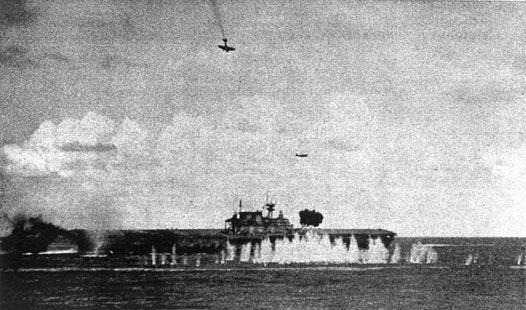Горящий японский бомбардировщик пикирует на авианосец Хорнет.