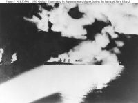 Ночной бой у острова Саво 9 августа 1942 г. Крейсер "Куинси" в лучах японских прожекторов незадолго до гибели.