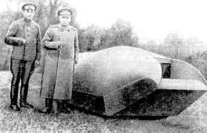 Опытный образец первого в мире танка, разработанного известным летчиком и конструктором Александром Александровичем Пороховщиковым (на фото стоит слева)